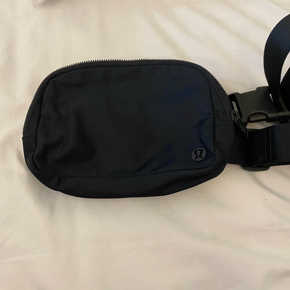 NWOT lululemon brand everywhere belt.